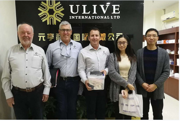 &Eacute;quipe de direction de l'usine de papier Ulive avec des clients mondiaux
