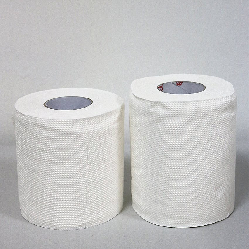 Rouleaux de papier toilette de qualit&eacute; sup&eacute;rieure soigneusement empil&eacute;s, d&eacute;montrant leur &eacute;paisseur